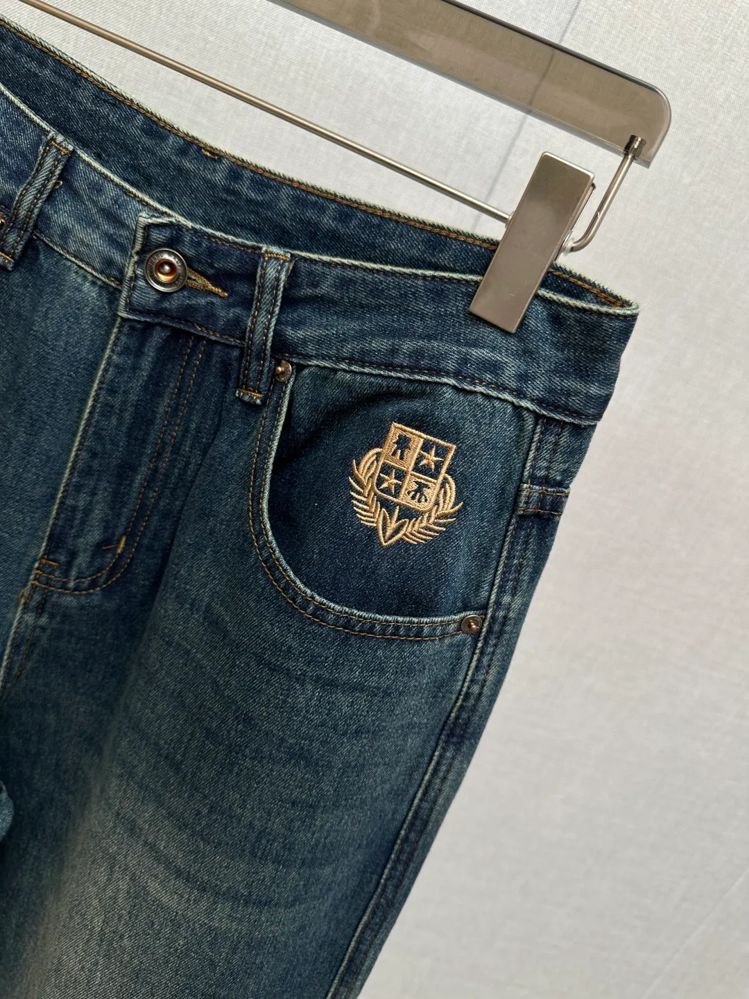 Available at the official website counter at the same time, the Original is a very stylish pair of jeans, with customized original washed denim fabric, unique design, top-notch printing technology letter pattern logo, original hardware accessories decoration, an extremely outstanding pair of jeans, the materials and craftsmanship are extremely luxurious and exquisite, extremely high-grade, handsome and stylish upper body, recommended 👍, Sizes: 29-38